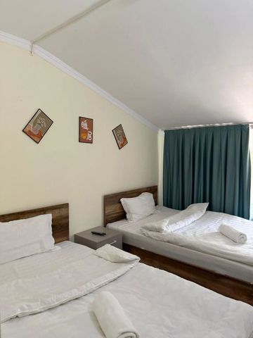 Gemütliches Hotelzimmer mit zwei Einzelbetten und Vorhängen