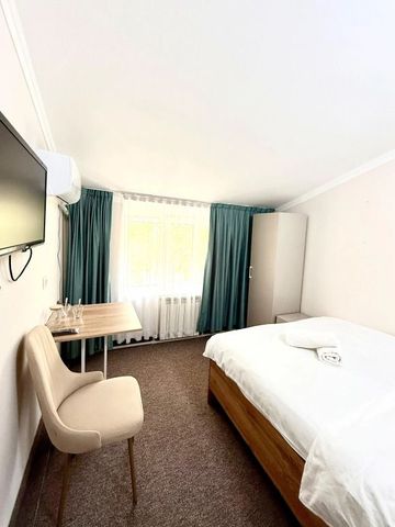 Helles Einzelzimmer mit Schreibtisch und TV