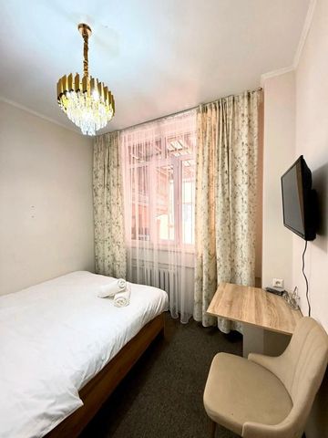 Helles Einzelzimmer mit eleganter Beleuchtung und großem Fenster