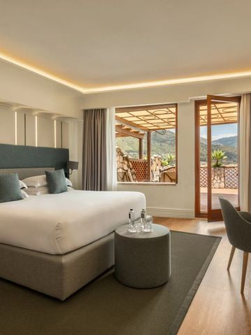 Geräumiges Hotelzimmer mit großem Fenster und Bergblick