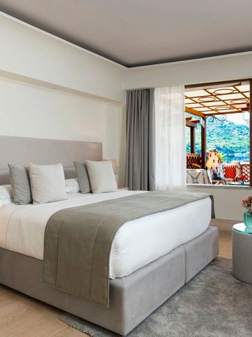 Geräumiges Zimmer mit Doppelbett und Balkon mit Ausblick