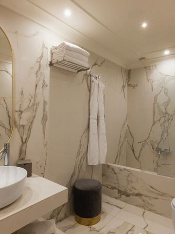 Luxuriöses Badezimmer mit Badewanne und Marmorverkleidung