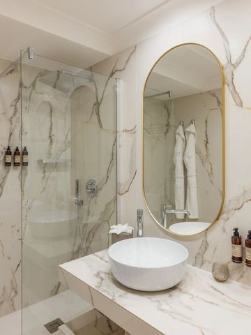 Modernes Badezimmer mit zwei Waschbecken und Marmordetails