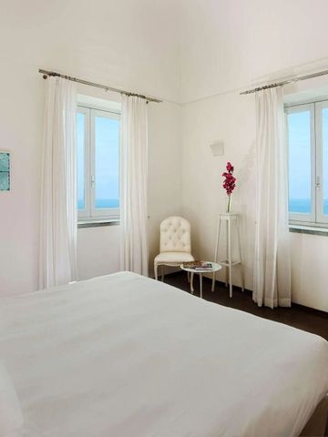 Gemütliches Schlafzimmer mit Meerblick und minimalistischem Dekor