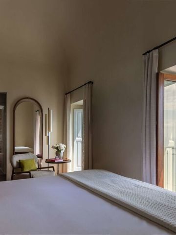 Schlafzimmer mit Kingsize-Bett und offenem Balkon mit Blick auf das Meer