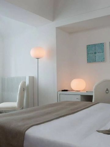 Hell eingerichtetes Zimmer mit klassischem Mobiliar und ruhiger Atmosphäre