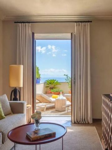 Wohnzimmer mit Blick auf die Terrasse und das Meer, elegantes und gemütliches Design.