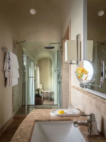 Luxuriöses Badezimmer mit moderner Dusche und eleganter Ausstattung.