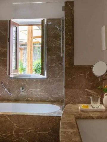 Geräumiges Badezimmer mit moderner Badewanne und natürlichem Licht.