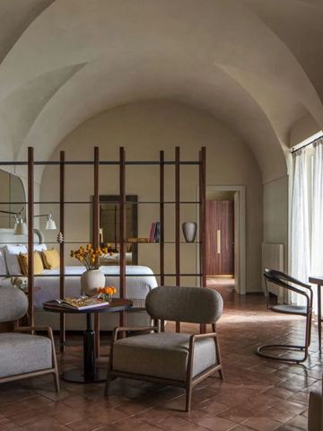 Luxuriöser Hotelraum mit Sitzbereich und großen Fenstern.