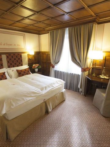 Elegantes Doppelzimmer mit Holzausstattung im Grand Hôtel Des Alpes