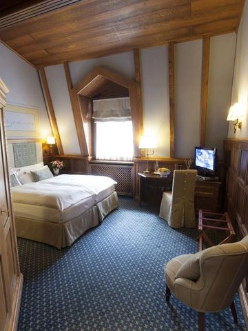 Gemütliches Hotelzimmer mit Holzelementen und komfortabler Einrichtung