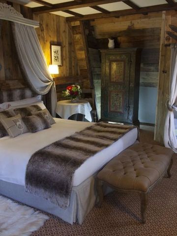 Gemütliches Hotelzimmer mit Holzwänden und eleganter Einrichtung