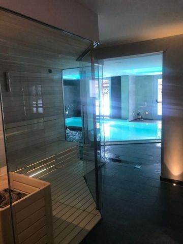 Moderner Spa-Bereich mit Pool und Sauna im Hotel