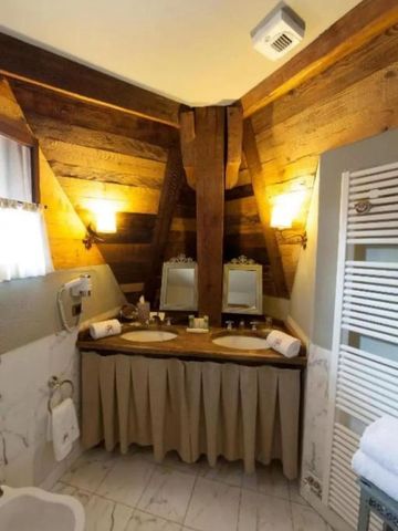 Elegantes Badezimmer mit Doppelwaschbecken und Holzvertäfelung