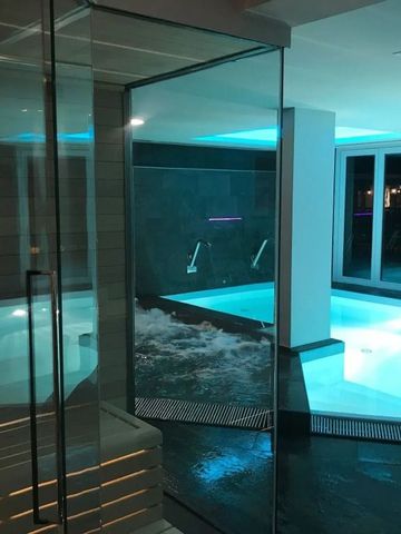 Schicke Spa-Bereiche mit Whirlpool und Poolbeleuchtung