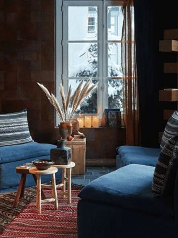 Einladender Loungebereich mit blauen Sofas und rustikalem Dekor