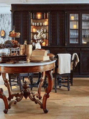 Elegantes Interieur eines Hotelrestaurants mit antiken Möbeln und warmem Ambiente