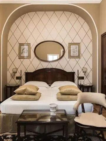 Luxuriöses Doppelzimmer mit klassischem Dekor und eleganten Möbeln