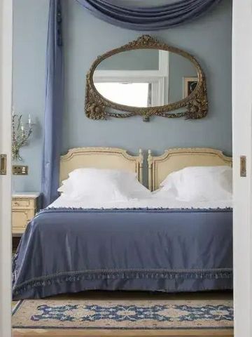 Klassisch eingerichtetes Schlafzimmer in Blau und Weiß