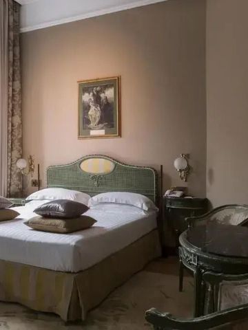 Zimmer mit grünem Kopfteil und klassischen Akzenten