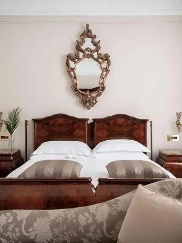 Elegantes Zimmer mit antiken Möbeln und reich verziertem Spiegel