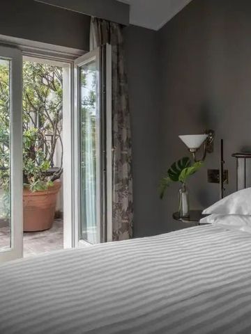 Gemütliches Schlafzimmer mit Zugang zu begrüntem Balkon