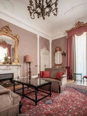 Opulenter Salon mit prächtigem Kamin und Kronleuchter