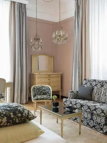 Geräumiges Zimmer mit stilvollem Dekor und großen Fenstern