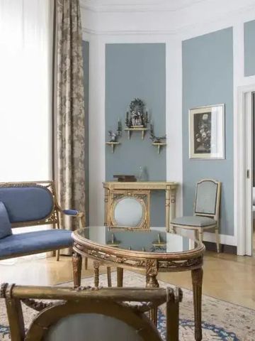 Eleganter Salon mit klassischen Möbeln und dekadentem Ambiente