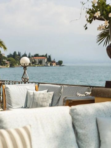 Hotelterrasse mit Blick auf einen See und umliegende Bäume