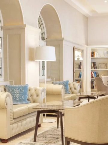 Elegante Lounge mit bequemen Sofas und Bücherregal.