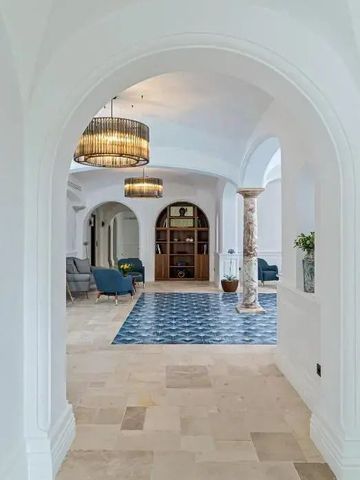 Eleganter Hotelflur mit stilvoller Einrichtung und Deckenleuchten