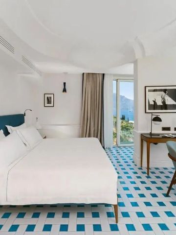 Helles Luxuszimmer mit modernem Dekor und Meerblick