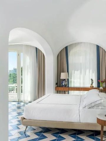 Geräumiges Hotelzimmer mit elegantem Design und heller Atmosphäre