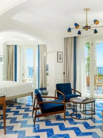 Suite mit luxuriösem Interieur und Balkon mit Meerblick