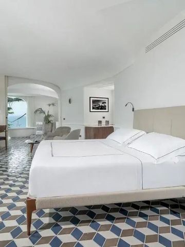 Moderne Suite mit Doppelbett und stilvollem Musterboden.