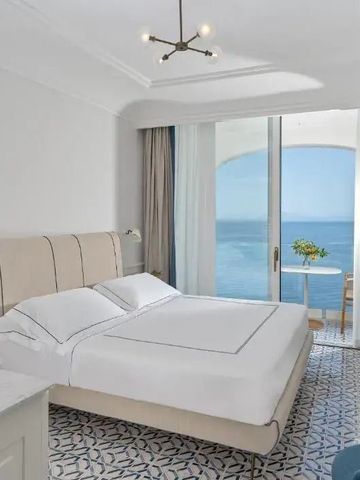 Helles Zimmer mit Balkon und Blick auf das blaue Meer.