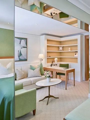 Elegantes und helles Hotelzimmer mit grünen Akzenten und moderner Dekoration