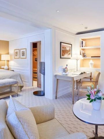 Helles und luxuriöses Hotelzimmer mit Sitzbereich und Blumenarrangement