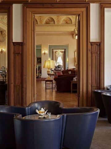 Klassisch eingerichteter Lounge-Bereich mit eleganter Holzverkleidung