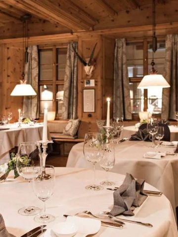 Elegantes Restaurant mit Holzverkleidung und gedeckten Tischen