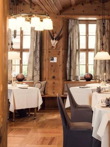 Holzverkleidetes Restaurant mit stilvoll gedeckten Tischen