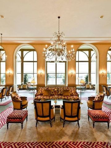 Eleganter Lounge-Bereich mit Kronleuchtern im Grand Hotel Les Trois Rois