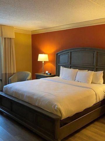 Gemütliches Hotelzimmer mit großem Bett und warmer Beleuchtung