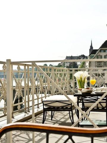 Balkon mit Ausblick auf den Fluss und stilvollen Sitzmöbeln