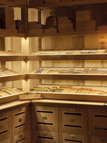 Elegant beleuchteter Zigarrenraum mit Holzeinrichtung und Zigarrenauslage