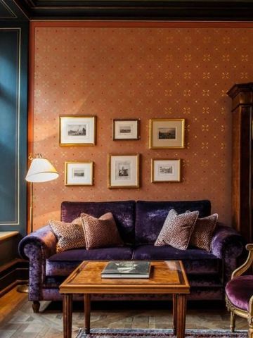 Gemütliche Lounge mit edlem Sofa und Büchersammlung im Hotel