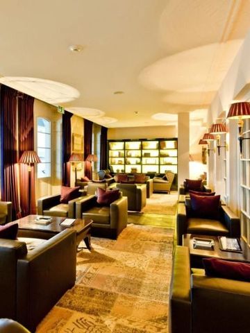 Elegante Hotel-Lounge mit gemütlichen Sitzgelegenheiten