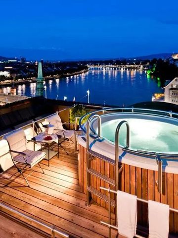Rooftop mit Whirlpool und Blick auf den Fluss bei Nacht